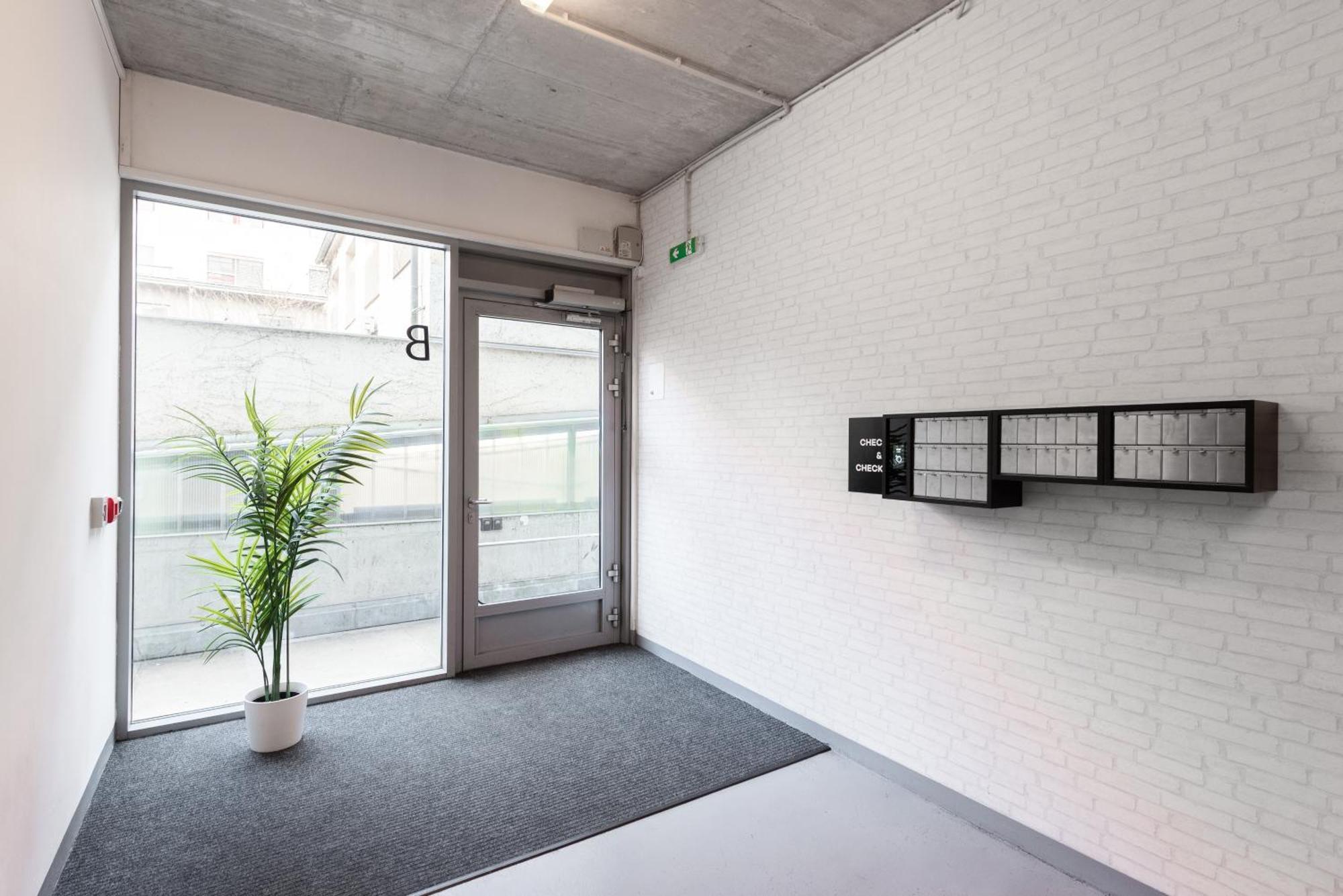 Spacious Apartments Near Karlin Square — Photos 1